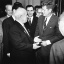 Les présidents Kennedy et Khrouchtchev, signataires du traité d'interdiction des essais aériens.